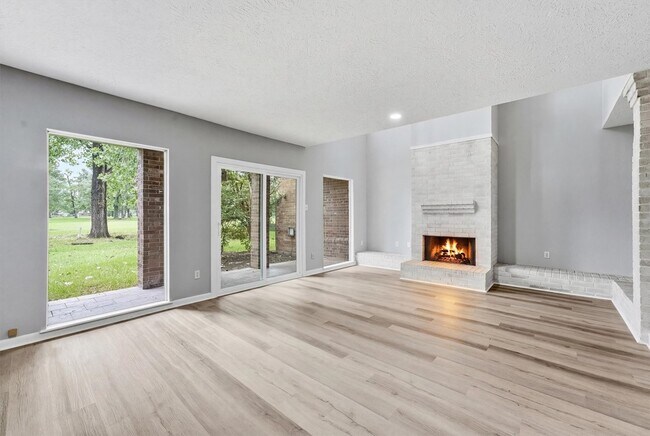 Building Photo - 8001 Rebawood Dr