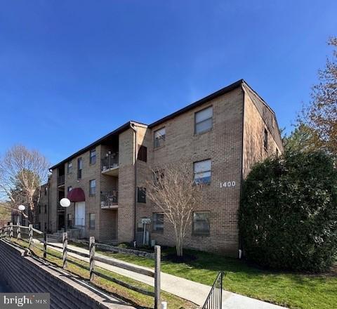 Building Photo - 1402 Valley Dr