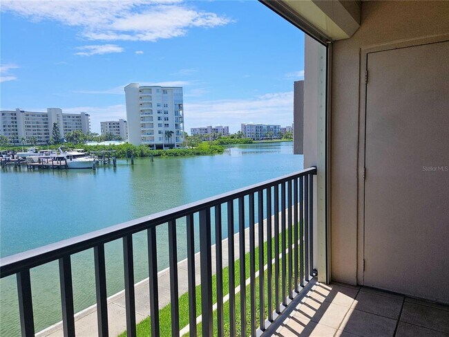 Building Photo - 7600 Sun Island Dr S