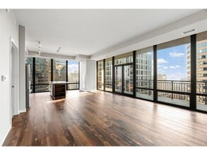 Building Photo - 465 Nicollet Mall