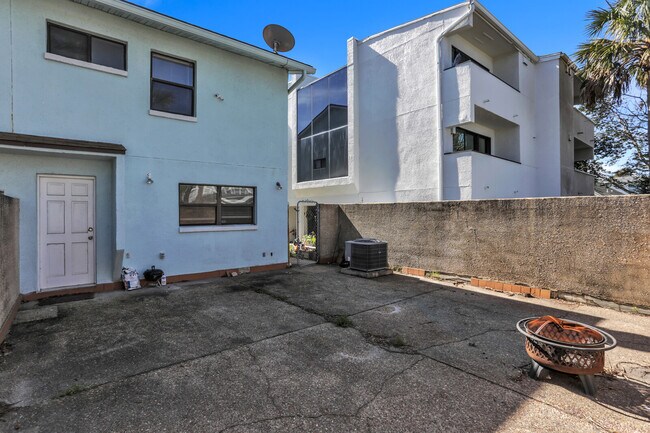 Building Photo - 208 Hopkins St