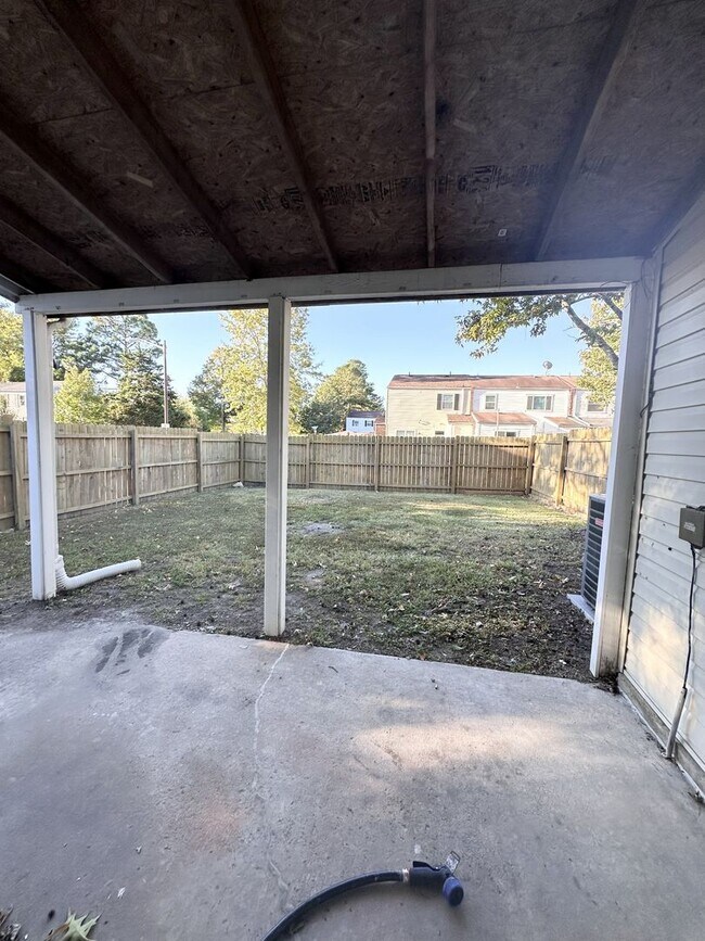 Building Photo - Beautifully Fully Updated 3-Bedroom End Unit Townhome