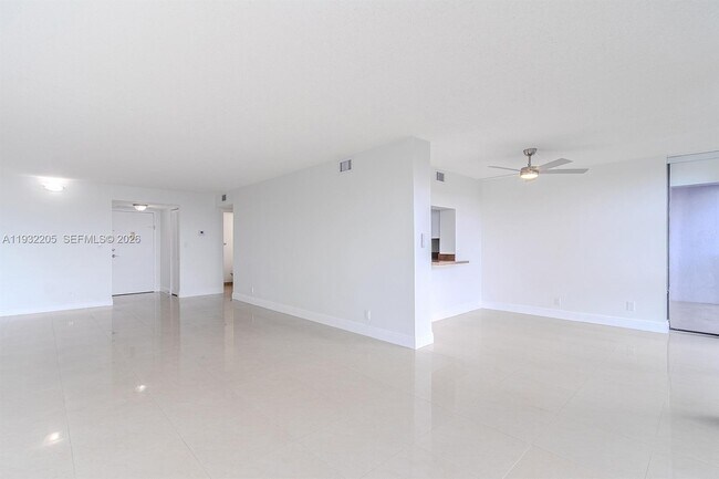 Building Photo - 1000 Parkview Dr