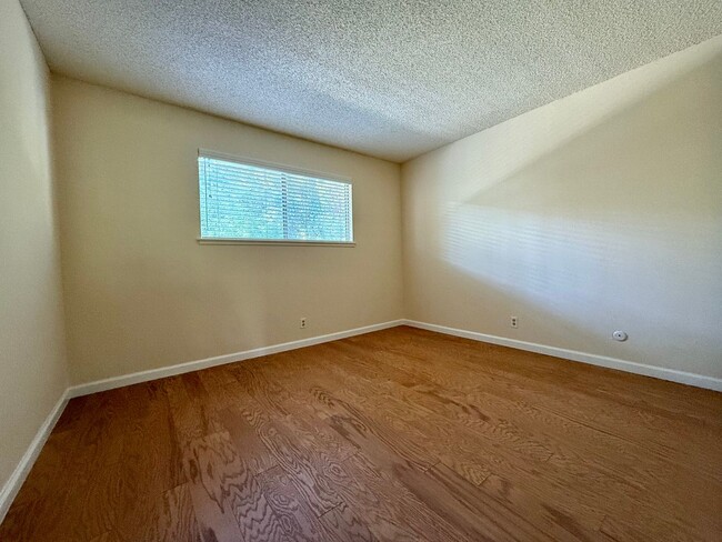 Building Photo - Completely Updated 3 Bed 2.5 Bath Walnut C...