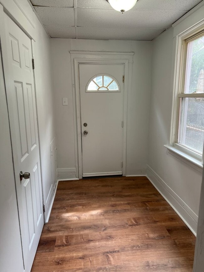 Building Photo - FOUR BEDROOM/ONE BATH ROW