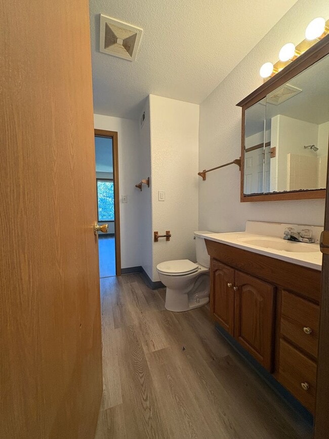 Building Photo - 2 Bedroom 1.5 Bathroom Duplex in Southwest Eugene