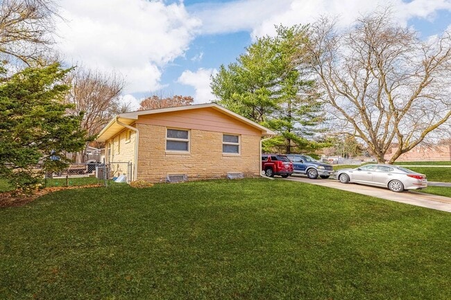 Building Photo - Inviting 3-Bedroom Home in Eastridge – Acr...