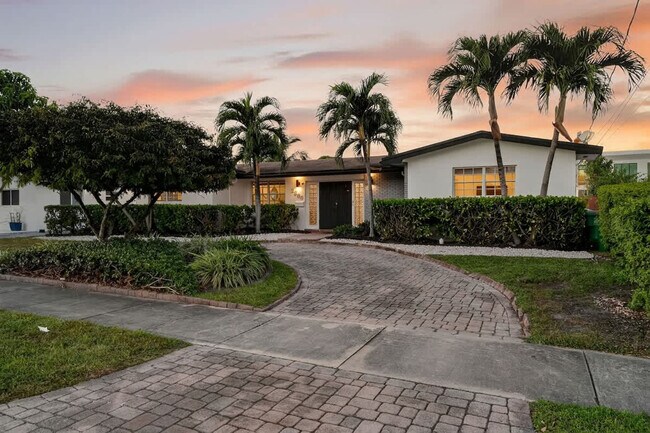 Building Photo - 2365 NE 195th St