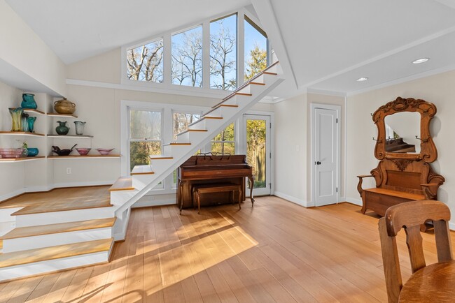 Building Photo - 303 Henderson St