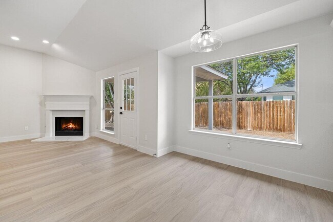 Building Photo - 1006 Cottonbowl Dr