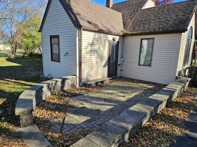 Building Photo - 1N670 River Dr