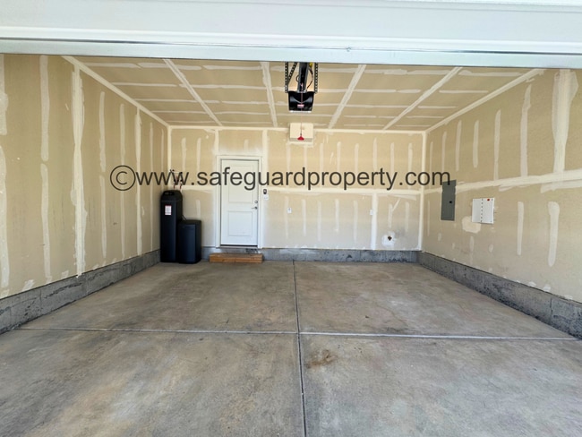 Building Photo - Beautiful Townhome in Saratoga Springs