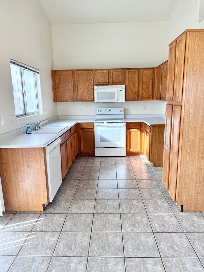 Building Photo - 3 Bedroom 2 Bath Single Level Home In Peor...