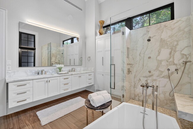 Building Photo - 400 Mola Ave