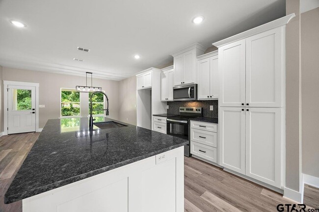 Building Photo - 437 Tara Lane