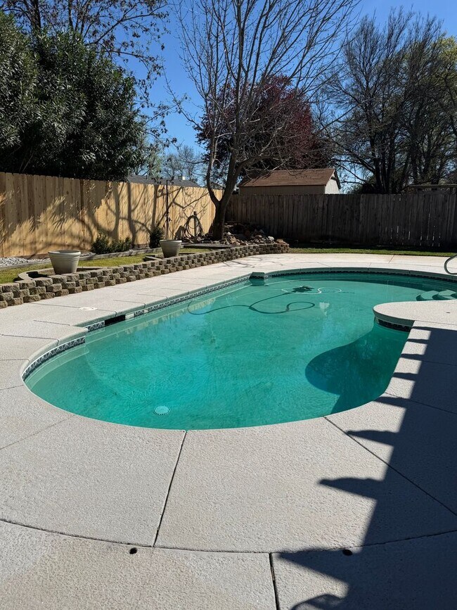 Building Photo - 4 Bedroom home in Ravenwood Estates