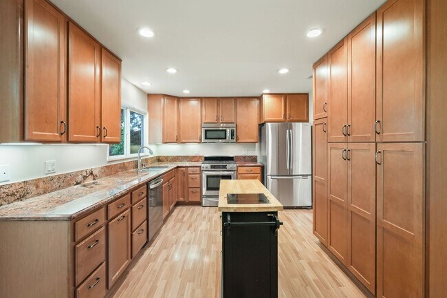 Building Photo - 3534 Hearst Dr
