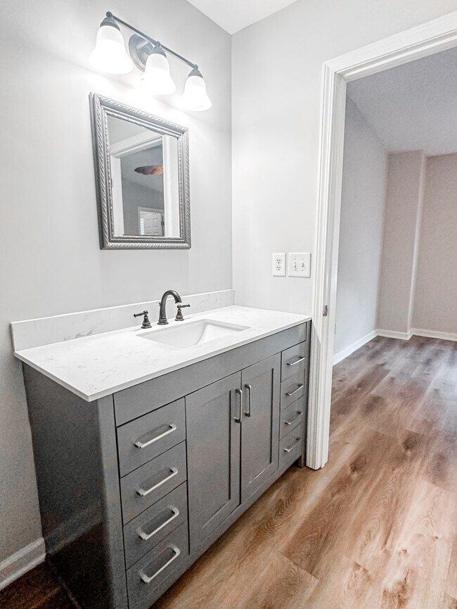 Building Photo - Large townhome in great Canton location