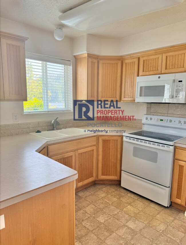 Building Photo - 1586 Dustin Cir