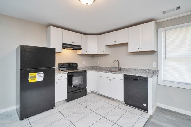 Building Photo - Move-In Ready 4BR with Renovated Interiors...
