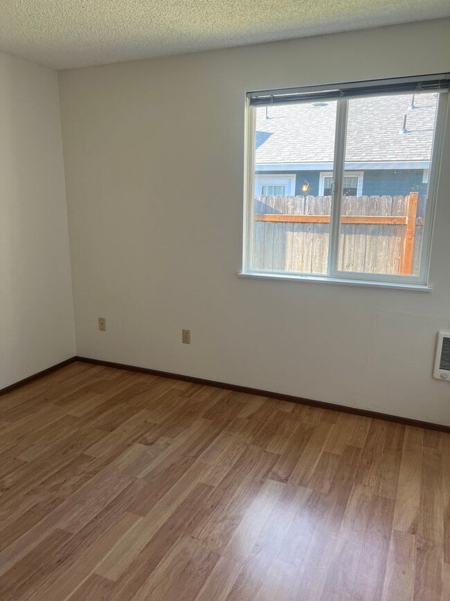 Building Photo - Open Concept: 3 Bed, 1.5 Bath Hidden Gem!