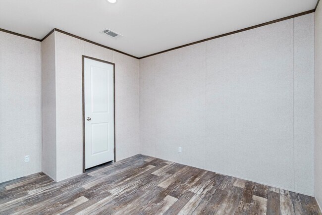 Building Photo - Huge 5 Bedroom 3 Bathroom Hastings Home Located w/ 1 Acre