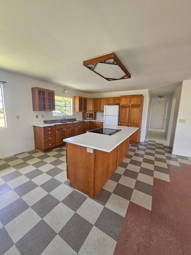 Building Photo - Beautiful 3 bedroom home on Naniakea St