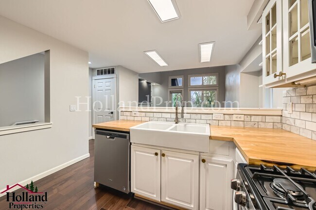 Building Photo - Spacious Home with High Ceilings and Modern Comforts!