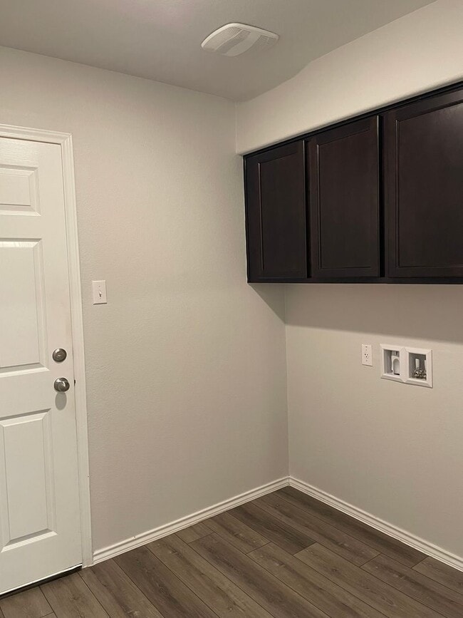 Building Photo - Available Now | Modern Single-Story 3 Bed, 2 Bath | Separate Office/Den | Big Yard | Pet Restrict...