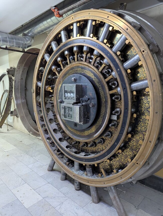 Building Photo - Spacious 1 Bedroom 1.5 Bathroom Downtown Condo