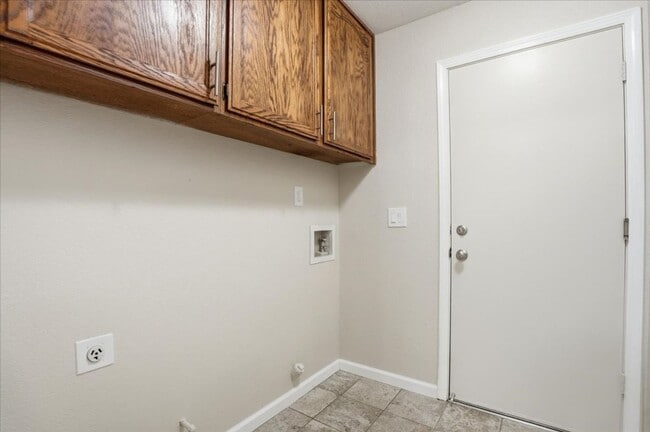 Building Photo - 604 Hovey Way