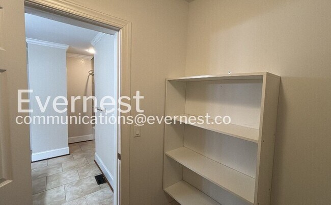 Building Photo - 2102 Vine St