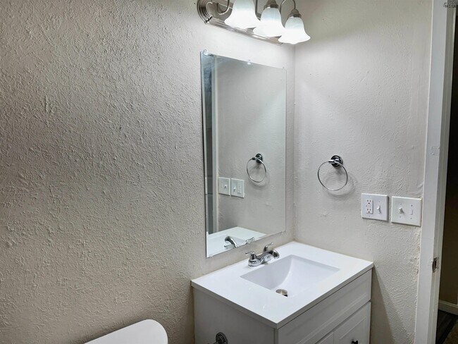 Building Photo - 2813 Roanoke Dr