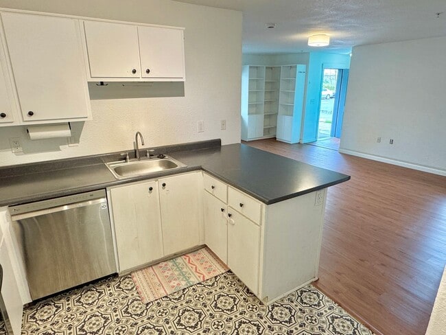 Building Photo - Gateway Ground Floor Corner Unit Condo with Laminate H/W's, A/C, Assigned Parking, Laundry In-Unit