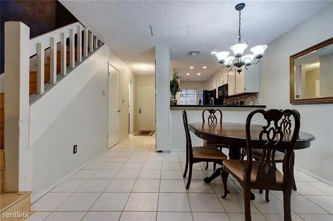 Building Photo - 2 br, 1.5 bath Condo - 7122 Wood Hollow Dr...