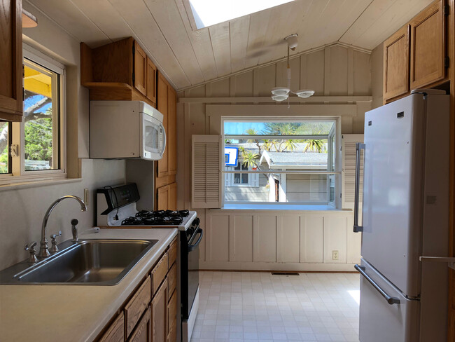 Building Photo - Adorable Two Bedroom in Pacific Grove!