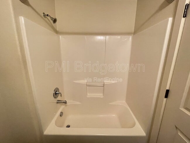 Building Photo - 659 NE Adwick Dr