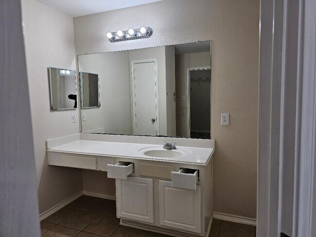 Building Photo - 6727 Stonecross Creek Ln