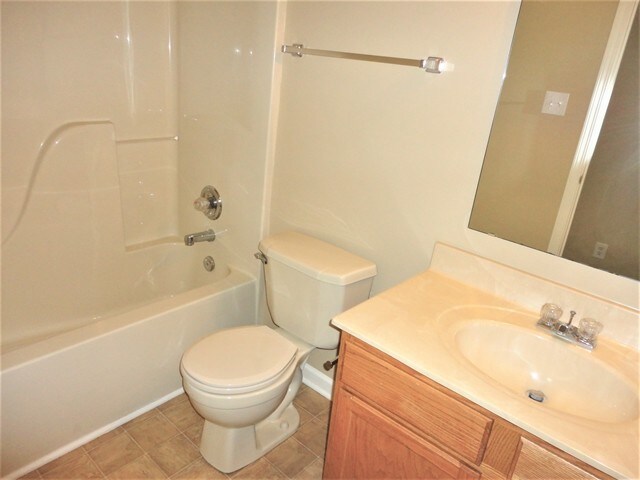 Building Photo - 1740 Brookview Dr