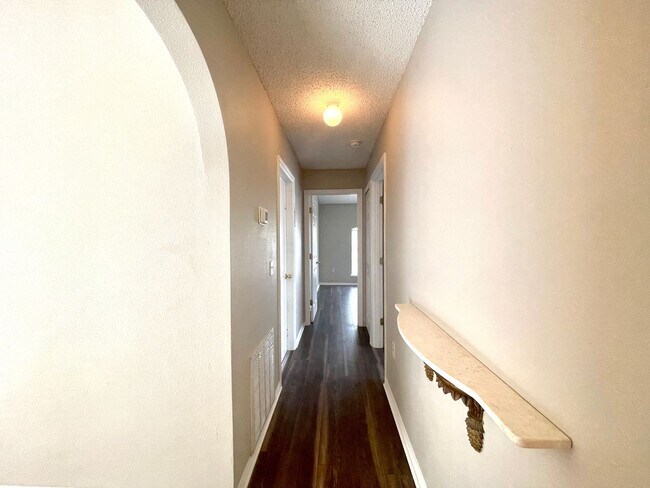 Building Photo - Charming 3-bed, 2-bath in Convenient Location