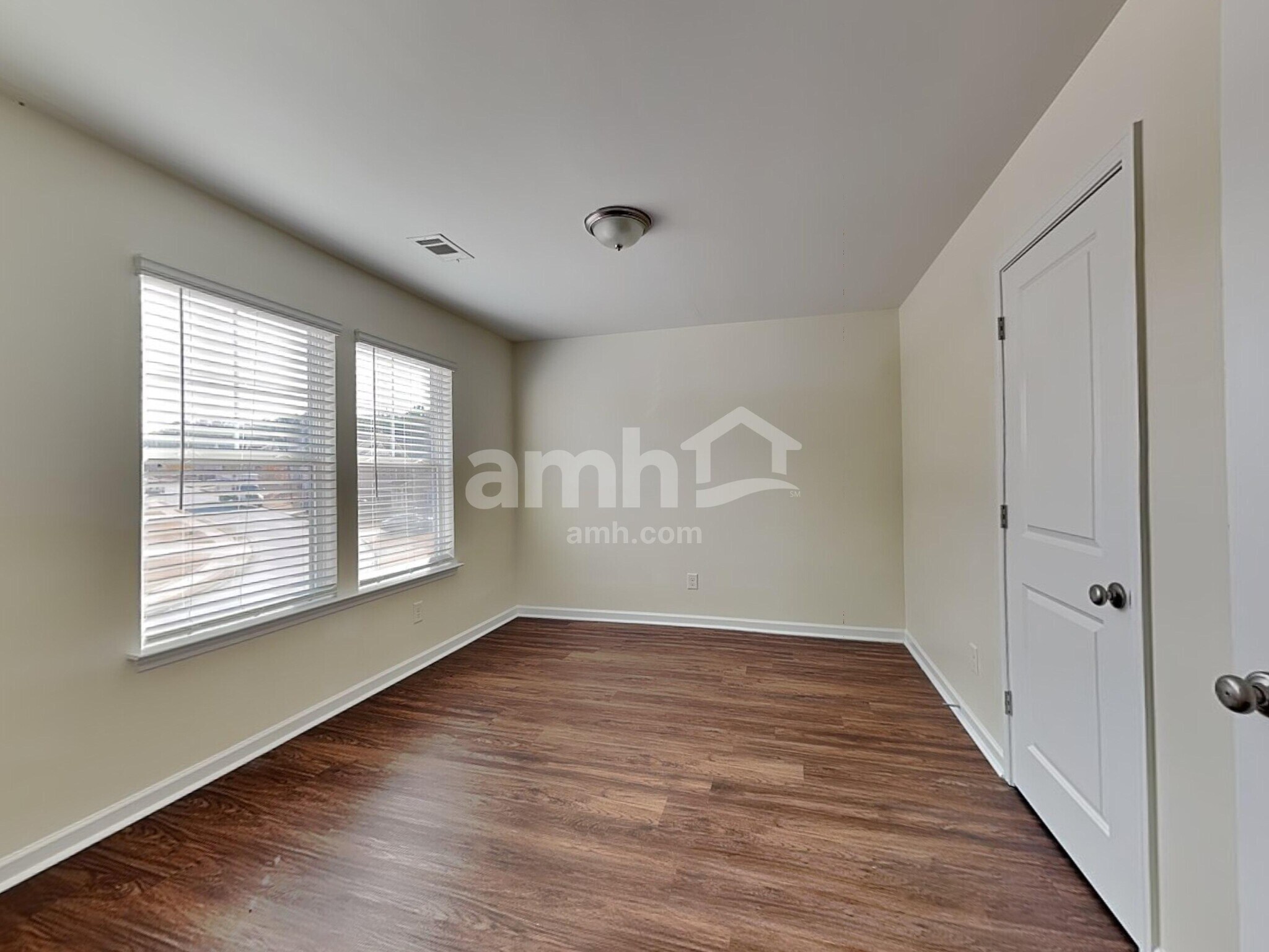 Building Photo - 553 Camp dr