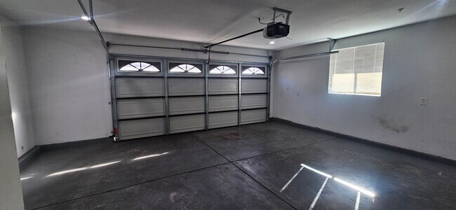 Building Photo - 1658 E 60th St