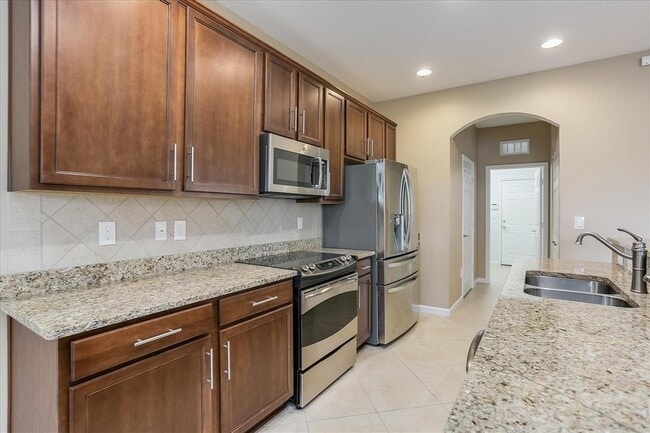 Building Photo - Beautiful Townhome in Vizcaya