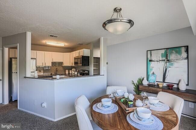 Building Photo - 714 Country Village Dr