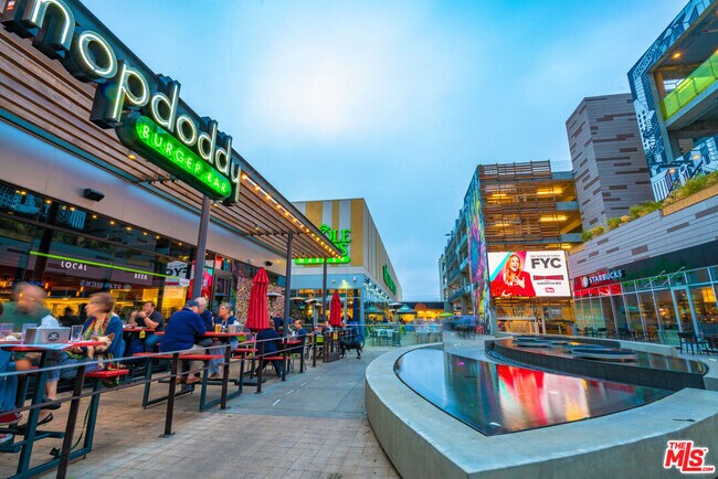 Building Photo - 6400 Crescent Prk E