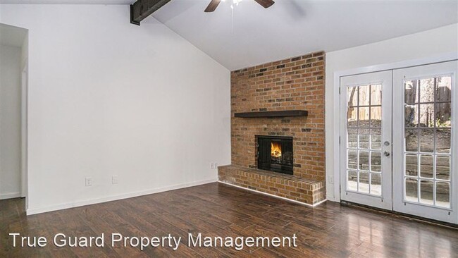 Building Photo - 2107 Mistletoe Ave