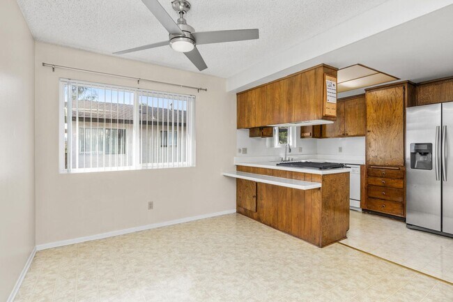 Building Photo - Move-in Ready Condo!