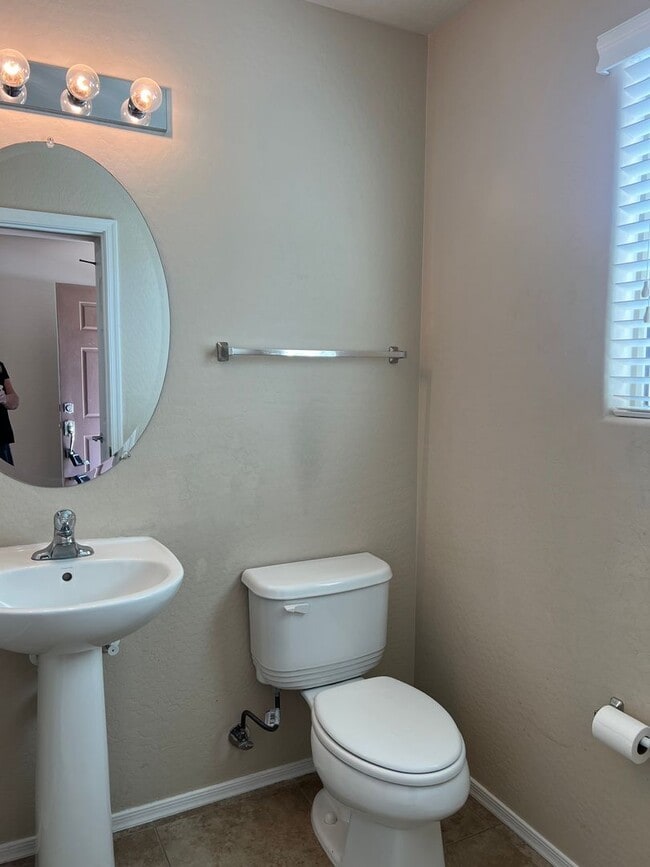 Building Photo - Ray & Signal Butte 4 Bedroom + loft/den
