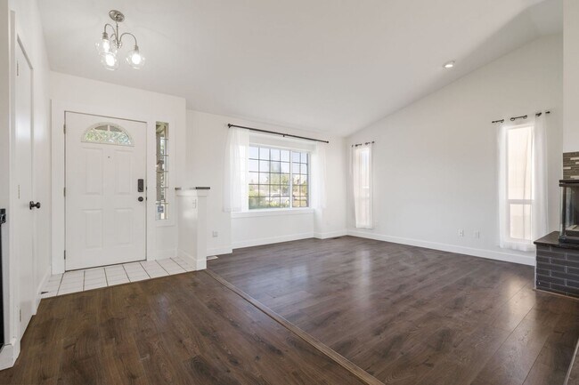 Building Photo - Spacious 4 Bed, 3 Bath Home | Central Vall...