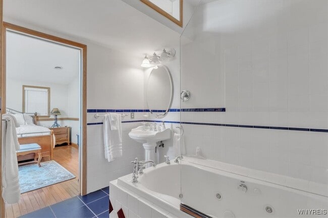 Building Photo - 29 Monroe St